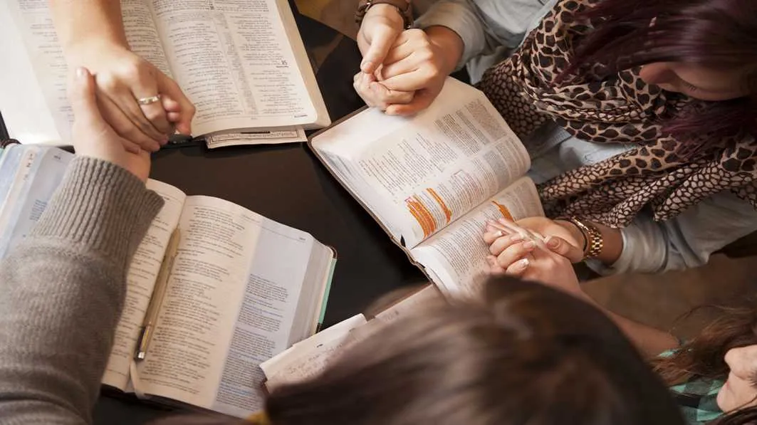 Studim biblik: duar të bashkuara në lutje mbi Bibla të hapura